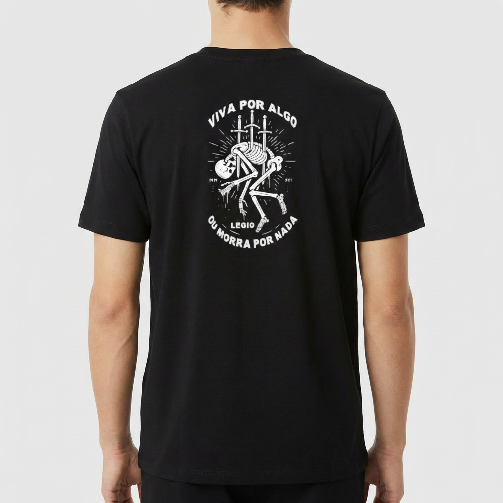 Camiseta com estampa frontal de esqueleto perfurado por espadas sob o texto "LEGIO" e estampa traseira de esqueleto similar com texto "VIVA POR ALGO OU MORRA POR NADA".