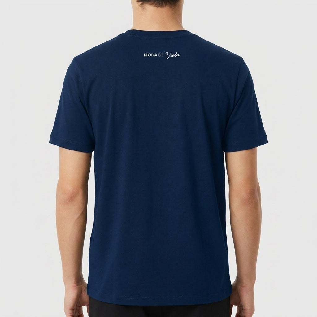 Camiseta com estampa frontal de linhas horizontais estilizadas atravessadas por uma forma circular e estampa traseira com texto pequeno "Moda de Unic" sob a gola.