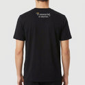 Camiseta com estampa frontal de letra "A" estilizada e coroa acima e estampa traseira com frase "O essencial, é eterno." com uma pequena coroa.