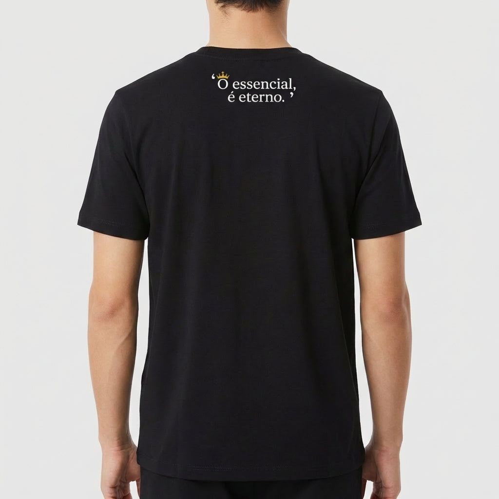 Camiseta com estampa frontal de letra "A" estilizada e coroa acima e estampa traseira com frase "O essencial, é eterno." com uma pequena coroa.