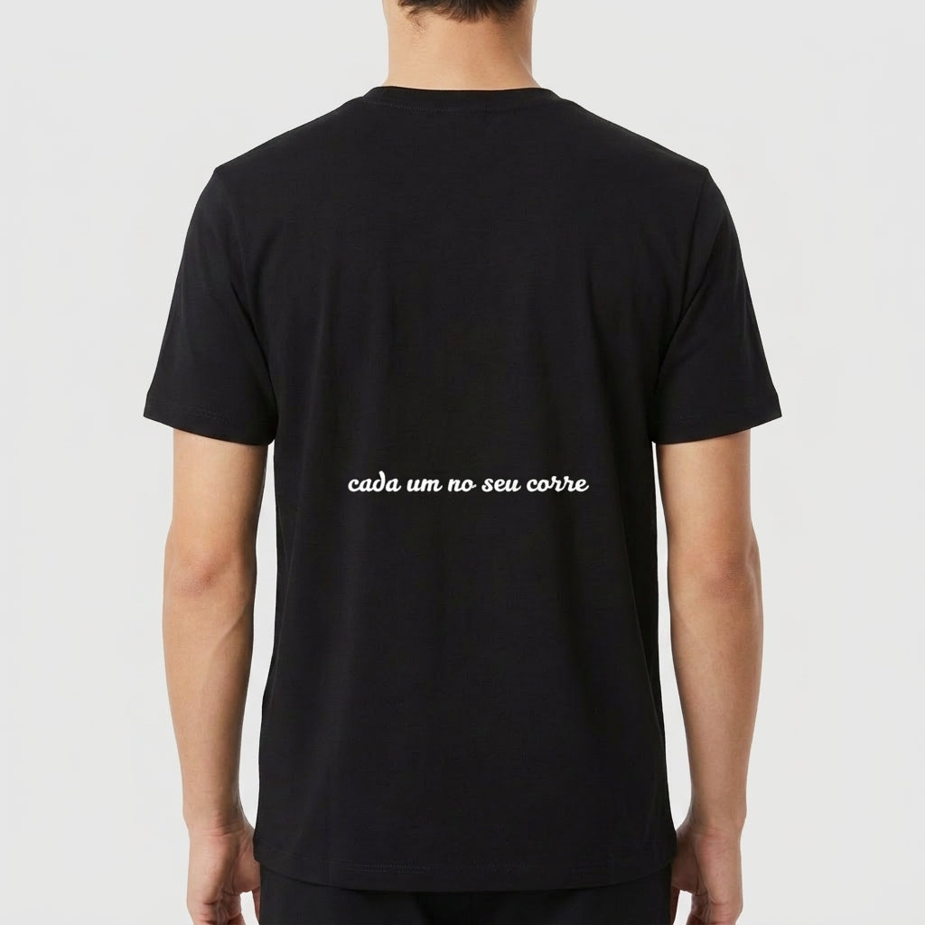Camiseta com estampa frontal de um crânio com duas armas cruzadas, texto acima e abaixo, e estampa traseira com a frase "cada um no seu corre" em escrita cursiva.