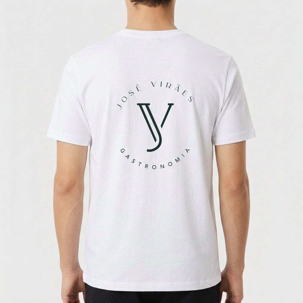 Camiseta com estampa frontal de logo minimalista "José Viráes Gastronomia" no peito e estampa traseira com logo ampliado e texto circular "José Viráes Gastronomia".