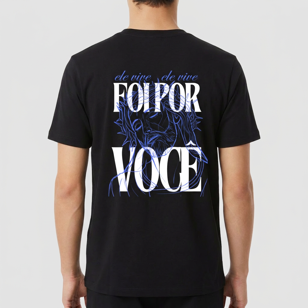 Camiseta com estampa frontal de slogan estilizado com o desenho de uma cruz e estampa traseira de rosto com coroa de espinhos e letras grandes.