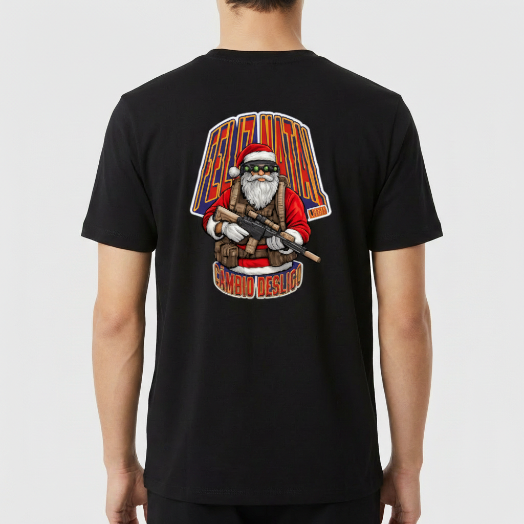 Camiseta com estampa frontal de um pequeno logotipo retangular com a palavra "Legion" e estampa traseira de Papai Noel armado com mensagem "Feliz Natal, câmbio desligo".