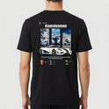 Camiseta com estampa traseira de carro esportivo Koenigsegg em paisagem de montanhas nevadas, detalhes técnicos e logotipo da marca.