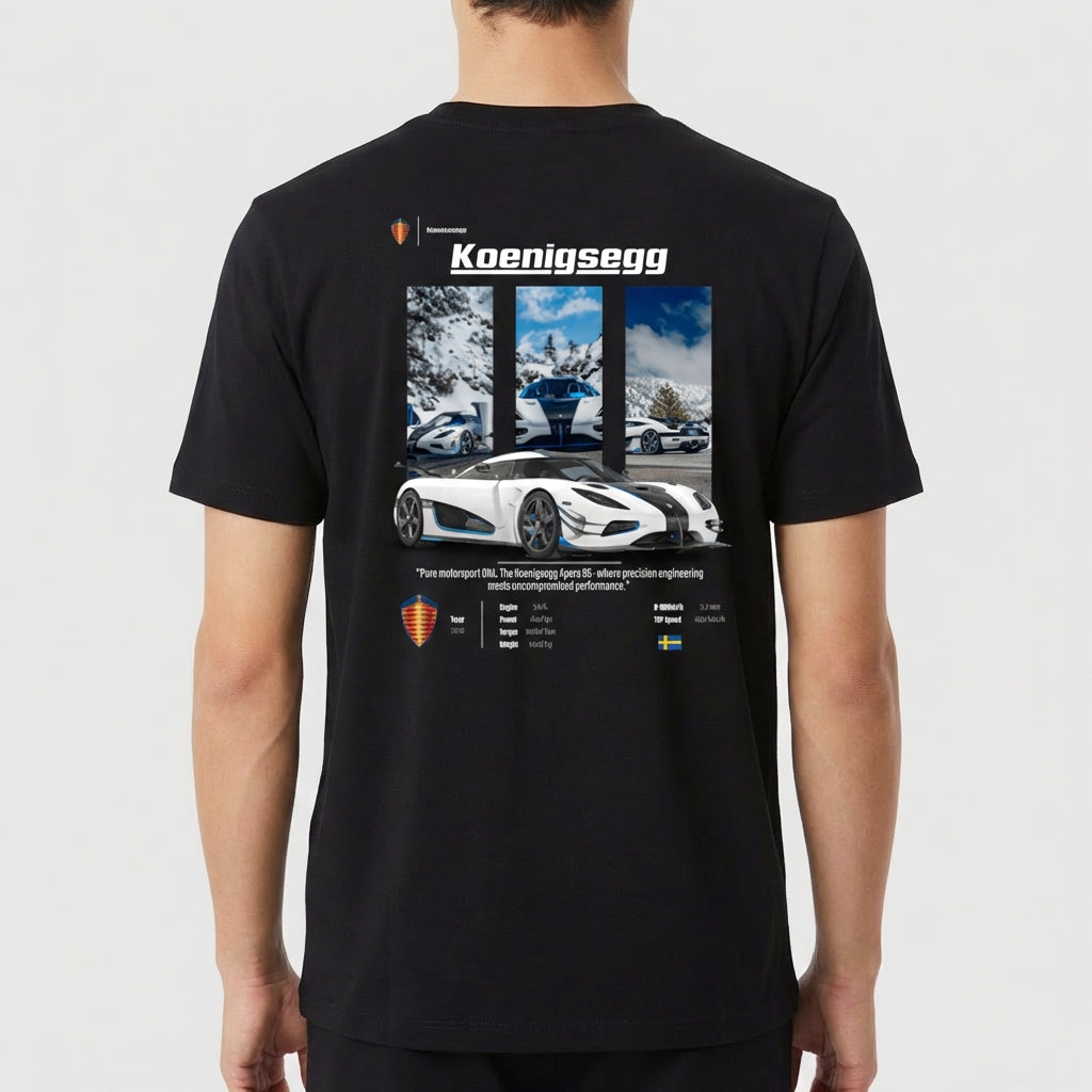 Camiseta com estampa traseira de carro esportivo Koenigsegg em paisagem de montanhas nevadas, detalhes técnicos e logotipo da marca.