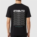 Camiseta com estampa frontal de "ATRIBUTO" em estilo minimalista e estampa traseira repetitiva de "ATRIBUTO" com detalhe de perfil embaixo.