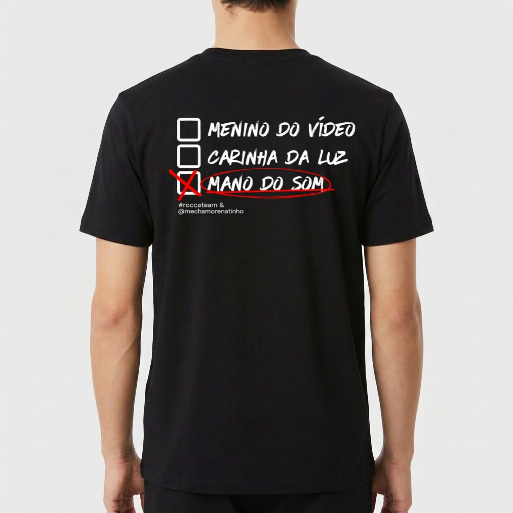 Camiseta com estampa frontal de "MANO DO SOM" sublinhado e estampa traseira de caixas de seleção com "MANO DO SOM" assinalado e hashtags abaixo.