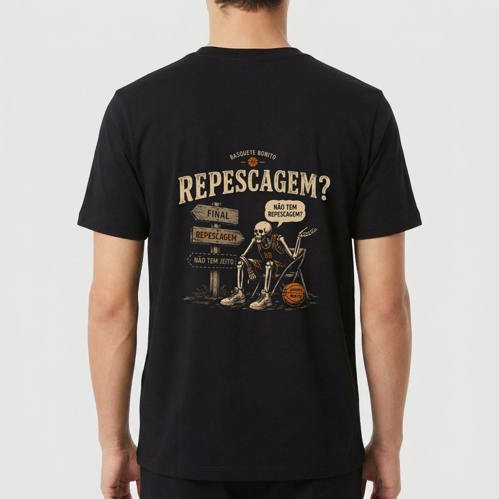 Camiseta com estampa frontal de "Basquete Bonito" com uma bola e estampa traseira de esqueleto com placas de "Repescagem?" e referências à escolhas.