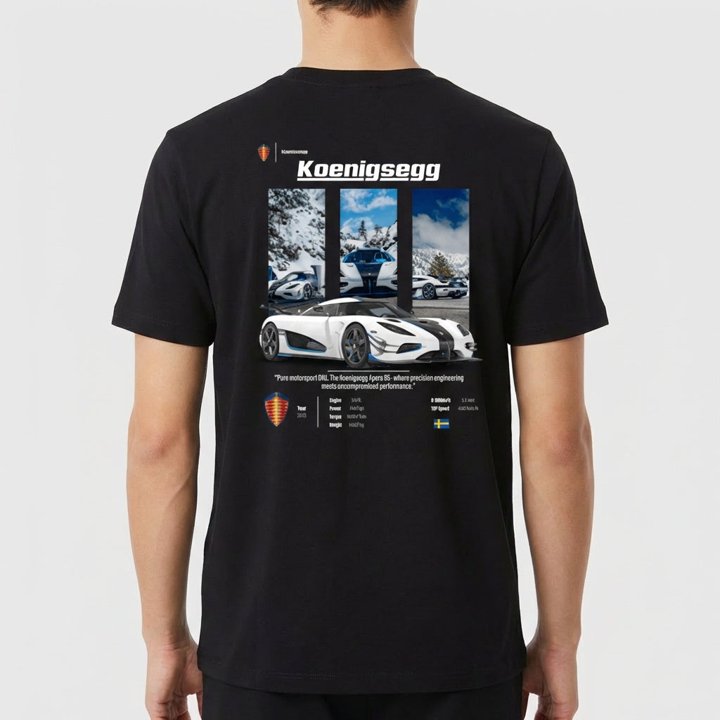 Camiseta com estampa traseira de carro esportivo em três ângulos, marca "Koenigsegg", texto informativo e logotipos na parte inferior.