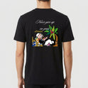 Camiseta com estampa frontal de escrita estilizada vertical no lado direito e estampa traseira de imagem colorida de personagem relaxando com frase inspiradora.