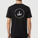 Camiseta com estampa frontal de texto "YAMA JIU JITSU" e estampa traseira de símbolo estilizado rodeado pelas palavras "YAMA JIU JITSU".