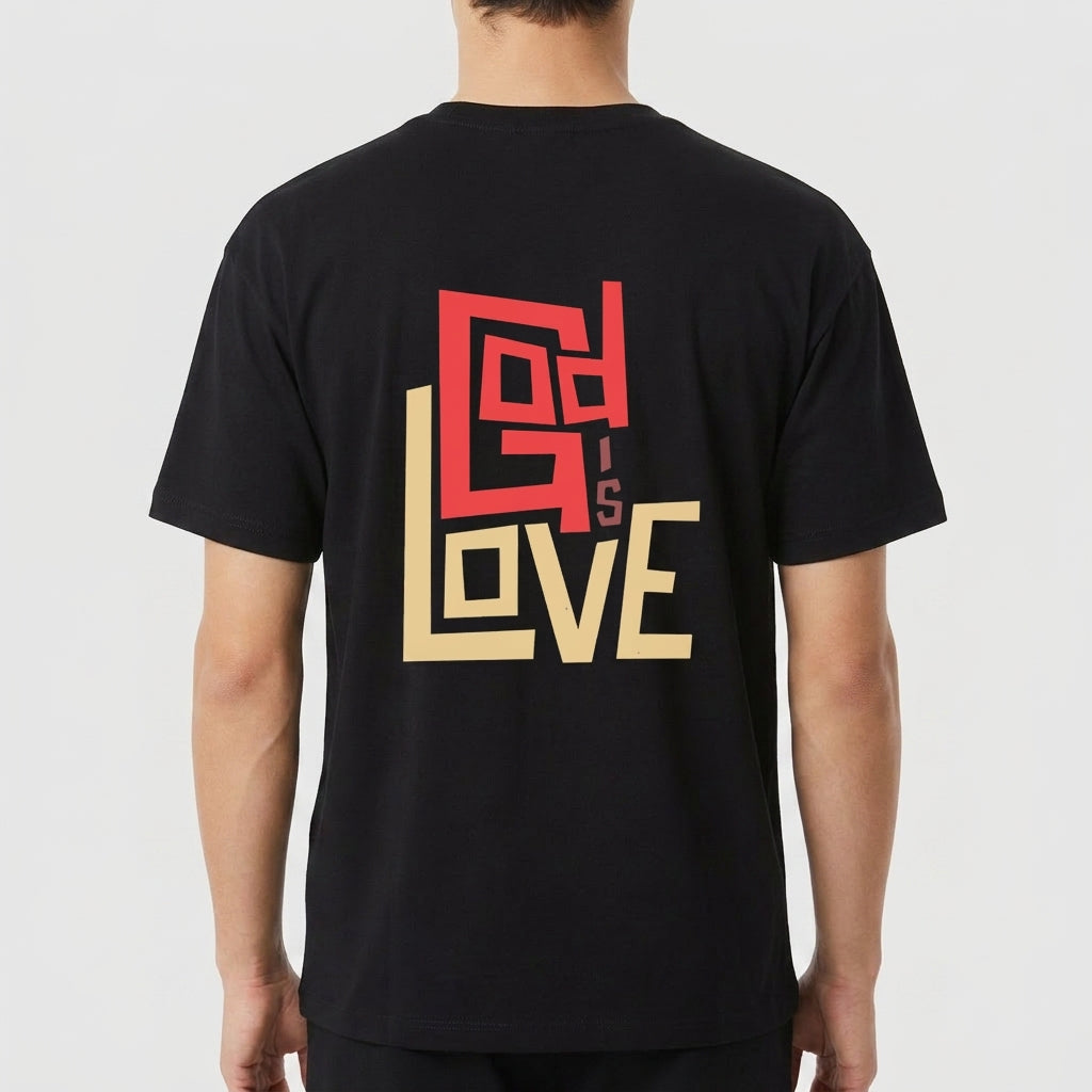 Camiseta com estampa frontal de texto estilizado "God is Love" em linha minimalista e estampa traseira ampliada, realçando o design geométrico do texto.