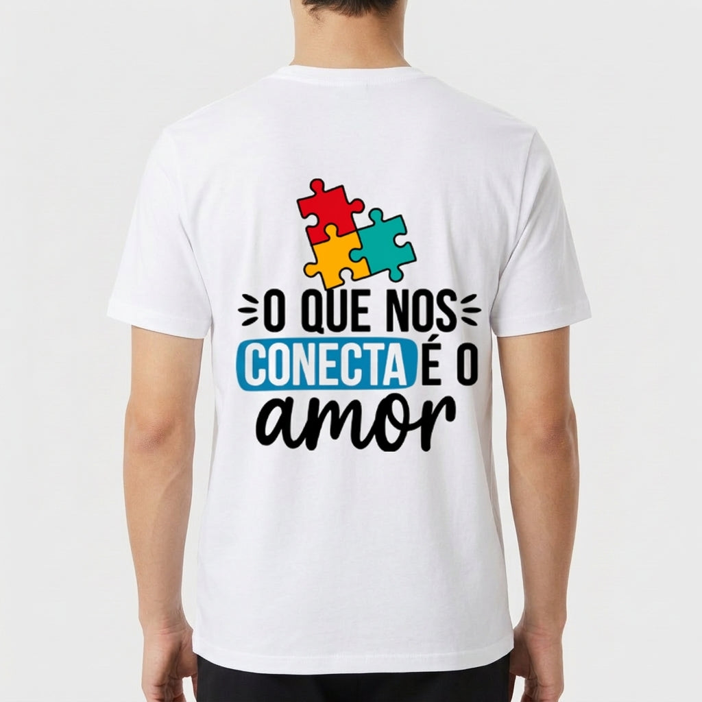 Camiseta com estampa frontal de "AUTISMO" acompanhado de mãos e frase "Ser diferente é normal" e estampa traseira de peças de quebra-cabeça com "O QUE NOS CONECTA É O amor".
