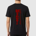 Camiseta com estampa frontal de círculo vazado e estampa traseira de símbolos verticais complexos ao lado de caracteres estilizados, ambos em estilo tribal.