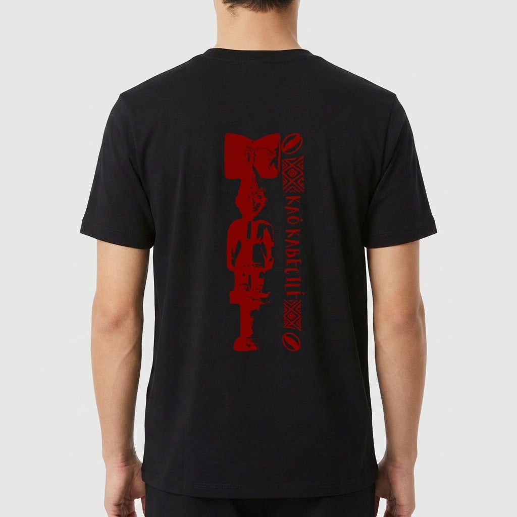 Camiseta com estampa frontal de círculo vazado e estampa traseira de símbolos verticais complexos ao lado de caracteres estilizados, ambos em estilo tribal.