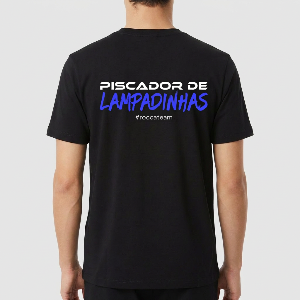 Camiseta com estampa frontal de "#roccateam" e estampa traseira de "PISCADOR DE LAMPADINHAS" e "#roccateam".
