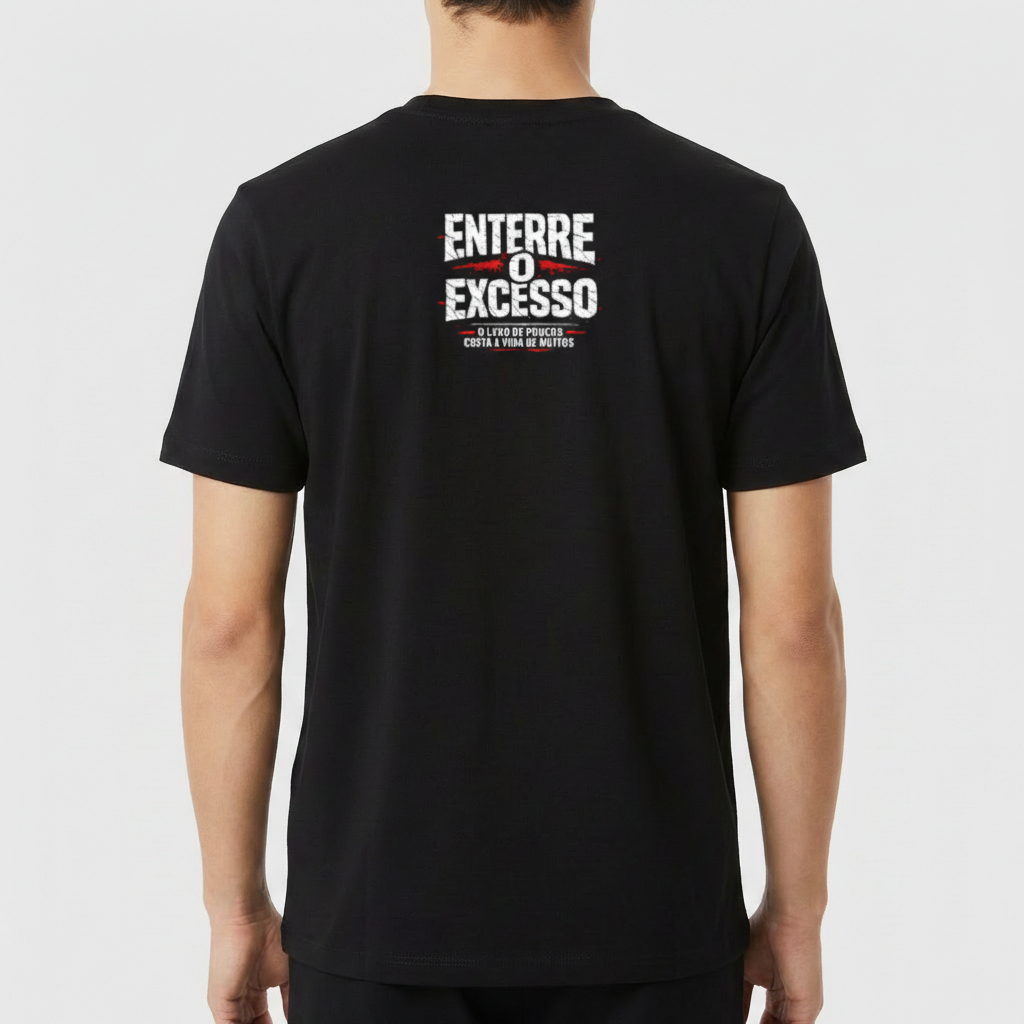 Camiseta com estampa frontal de logotipo estilizado rodeado por espinhos e chamas, e estampa traseira com texto impactante de mensagem sobre excesso.