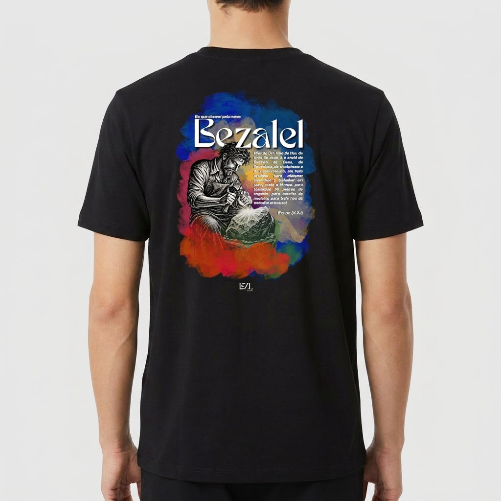 Camiseta com estampa frontal de texto "geração Bezalel" e estampa traseira de ilustração artística de artesão em fundo colorido com texto e referência bíblica.