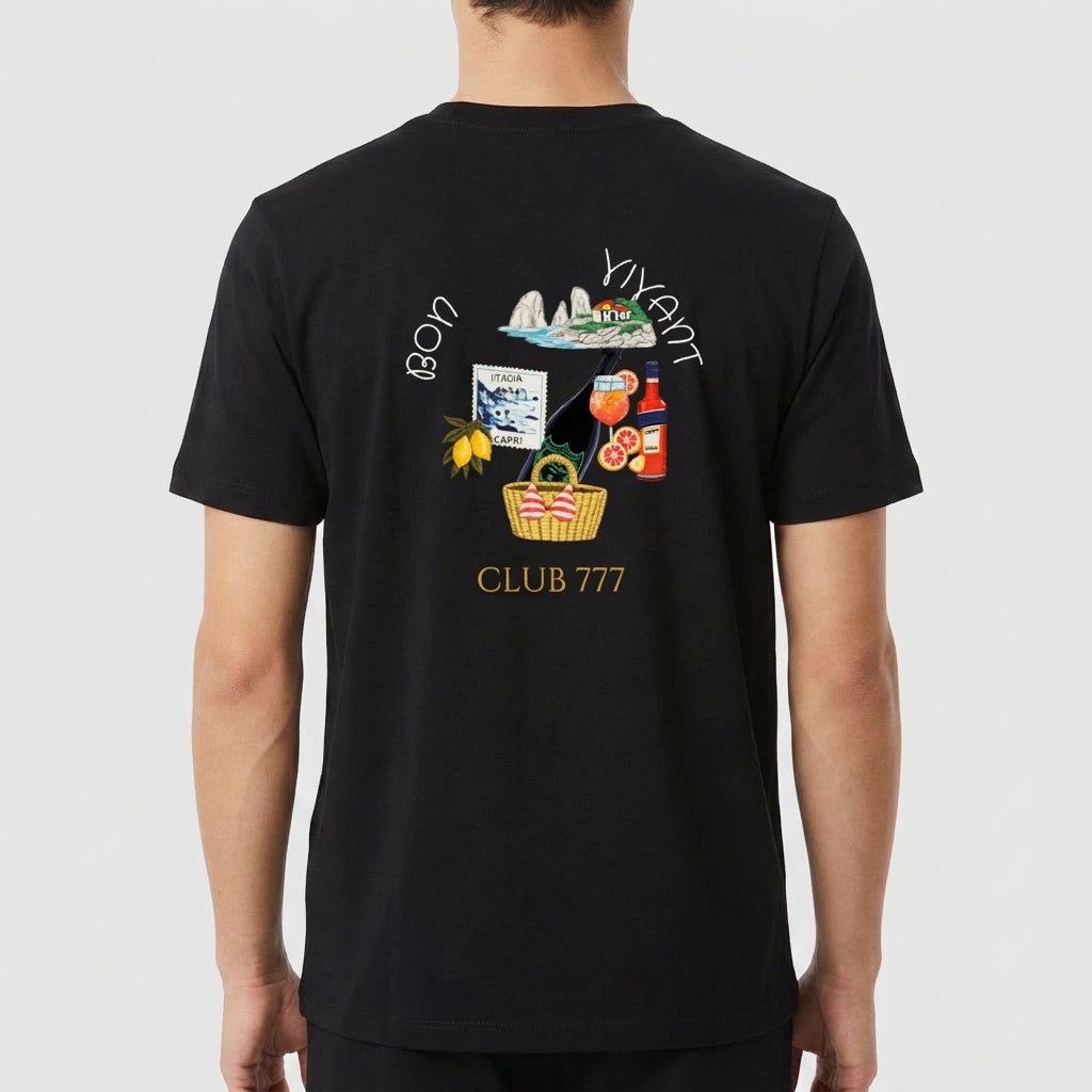 Camiseta com estampa frontal de texto inclinada "D' Lorenzi" e estampa traseira de elementos italianos, bebidas, frutas e texto "Bon Vivant Club 777".