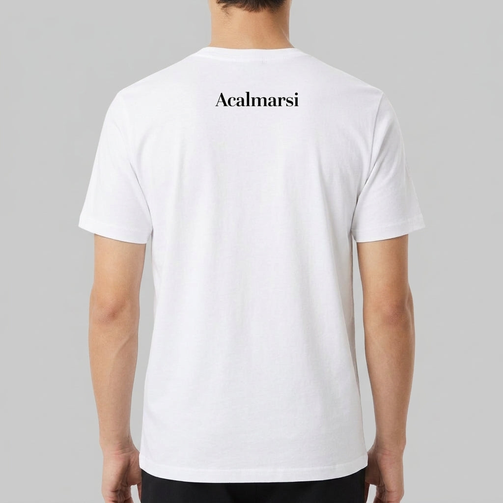 Camiseta com estampa frontal de mãos envolvendo a palavra "AUTISMO" e a frase "Ser diferente é normal" e estampa traseira de texto "Acalmarsi".