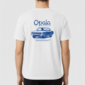 Camiseta com estampa frontal de "Opala" em fonte estilizada e estampa traseira de carro clássico com a palavra "Opala" em destaque acima.